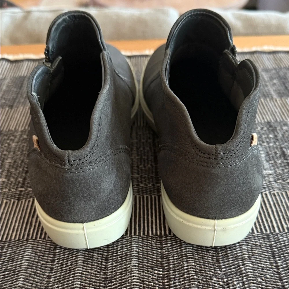 ECCO Soft Black Low-Cut Zip Bootie - Picture 6 of 8